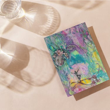 Surreale abstrakte Kunstkarte mit dem Gesicht einer Frau und traumhaften Bildmotiven in sanftem Morg