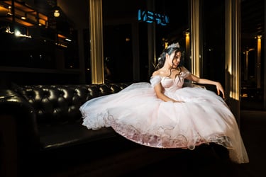 Sesión de fotos de quinceañeras en Cariló, book de 15 años en interiores con iluminación creativa