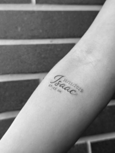 tatuagem delicada nome filho minimalista fine line fortaleza