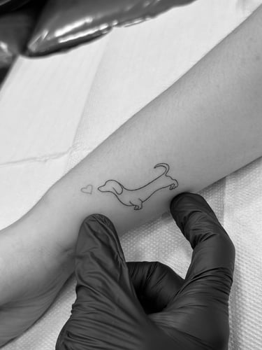 tatuagem pet cachorro em fine line salsicha fortaeza