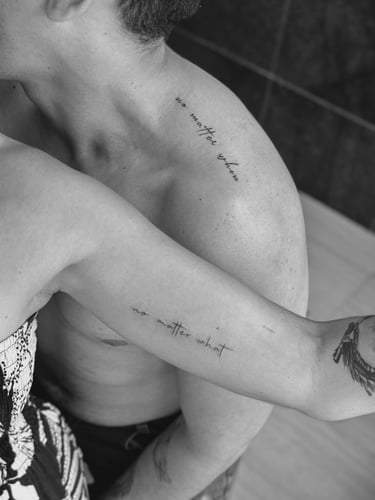 tatuagem de irmaos delicada em fine line fortaleza