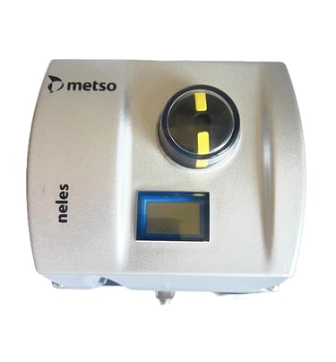 Metso Neles valve positioner with digital display and indicator dial for industrial flow control.