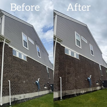 Before and after comparison of a professional house wash and vinyl siding soft wash cleaning.
