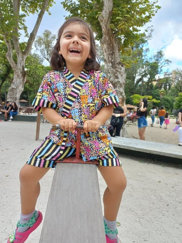 Criança brincando com conjunto infantil (Jinbei) fresquinho e confortávelzinha