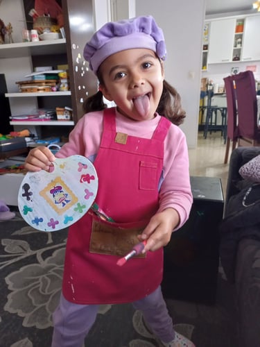 Criança utilizando avental para pintura