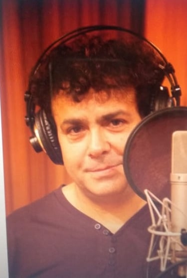 Julián Rivero y Rebobinando éxitos logo