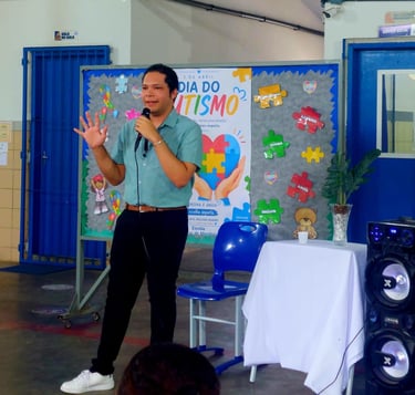 Palestrante autista Lucas Sampaio ministrando palestra em escola pública.