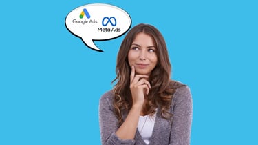 Mujer pensando y comparando entre los logos de Google Ads y Meta Ads para decidir dónde invertir en 