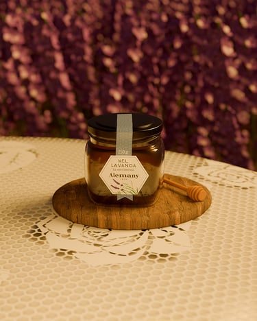Tarro de miel de la marca Mel alemany 1879 encima de una madera y en la mesa con un fondo de lavanda.