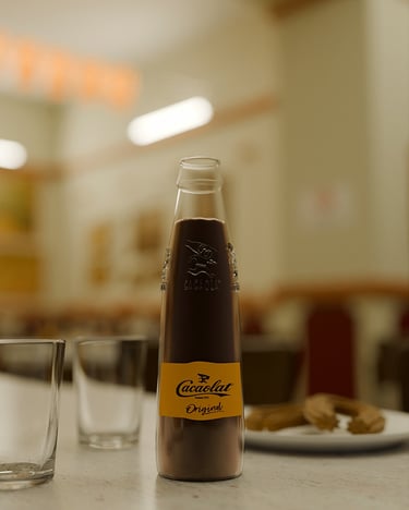 Cacaolat en una mesa con churros en la Granja M. Viader.