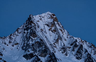 Sommet enneigé abrupte, très vertical , au levé du jour