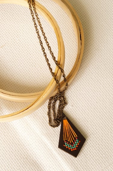 Collar con colgante de diamantes bordado a mano sobre cadena de bronce con aros de madera 