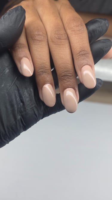 gros plan main extension au gel couleur nude