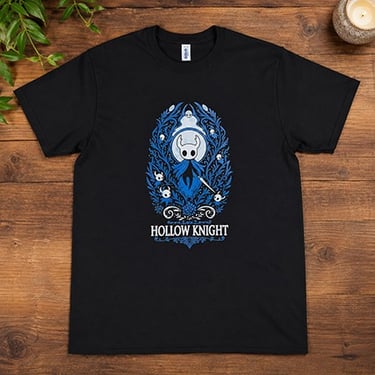 Playera negra con la imagen del viedojuego Hollow Knight 