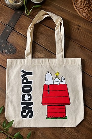 Tote bag de manta con asas con la imagen de snoopy sobre su casita