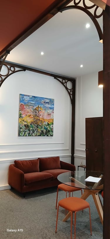 Canapé avec au dessus une peinture de tigre atelier coquelicot