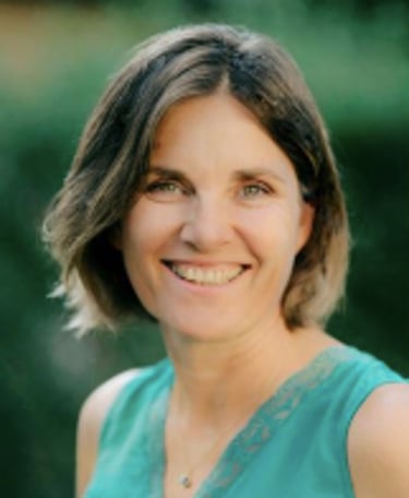 Femme cheveux court souriante face caméra
