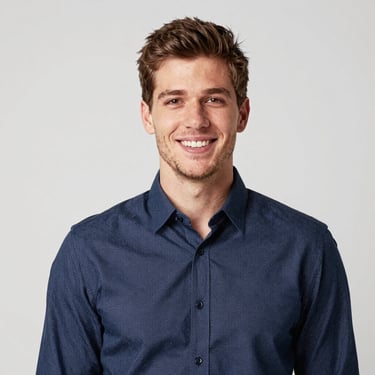 Jeune homme de type européen souriant, prise de vu : portrait.