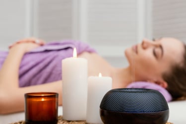 masaje terapeutico en ambiente relajante con aromaterapia para aliviar tension yestres muscular