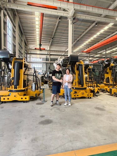 Russian customers purchased our 8 tonne truck mounted crane and took a photo with our sales staff.