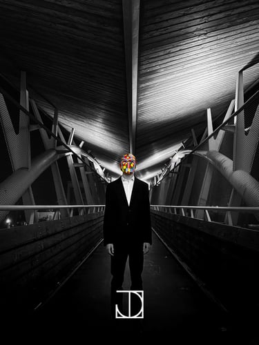 photo portrait masque gare couleur noir-et-blanc artistique étrange