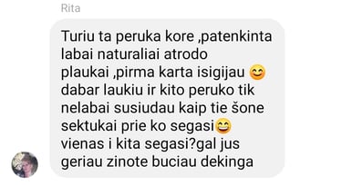 Ekrano nuotrauka su kliento atsiliepimu: moteris patenkinta pirmuoju peruku, kuris atrodo natūraliai, ir laukia kito.