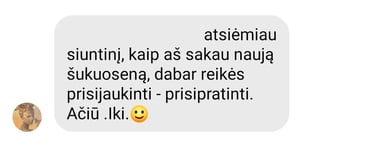 Ekrano nuotrauka su kliento atsiliepimu: moteris džiaugiasi gavusi naują peruką ir prisijaukina sukuoseną.