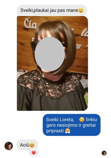 Ekrano nuotrauka su kliento atsiliepimu: moteris džiaugiasi gavusi peruką ir atrodo puikiai su nauju įvaizdžiu.