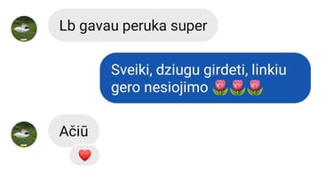 Ekrano nuotrauka su kliento atsiliepimu: moteris dėkoja už peruką, kurį gavusi, labai džiaugiasi ir laiminga.