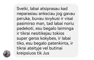 Ekrano nuotrauka su kliento atsiliepimu: moteris dėkoja už puikios kokybės peruką, kuris tiko, ir išreiškia didelį pasitenkin