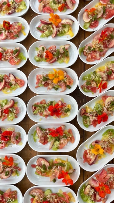 Buffet de salades tomate pèche pesto basilic Ô Miracle Traiteur végétal végétarien Végan 