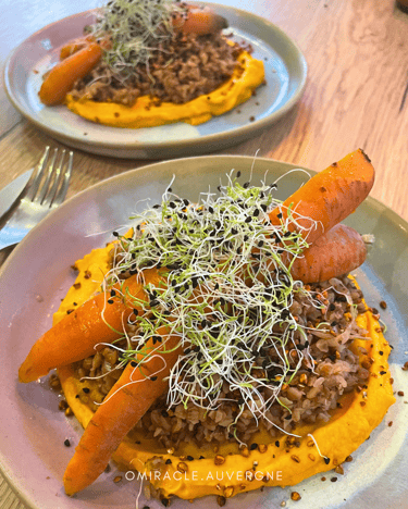 Carottes en deux textures, kasha et graine germées Ô Miracle Traiteur végétal végétarien Végan