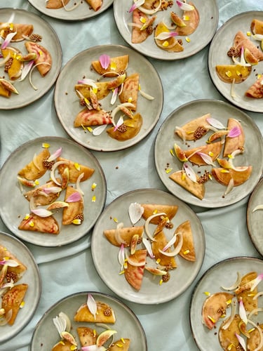 Ravioles de betterave à la creme, pickles d'oignons et de moutarde , figue Ô Miracle traiteur Végétarien Végétal Végan