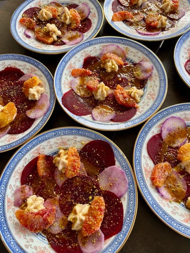 Carpaccio de betteraves marinées, orange sanguines et crème de pois chiche Ô Miracle traiteur Végétarien Végétal Végan