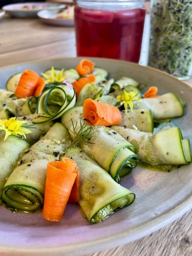 roulés de courgette au pesto de sauge et pickles de carotte  Ô Miracle Traiteur végétal végétarien végan