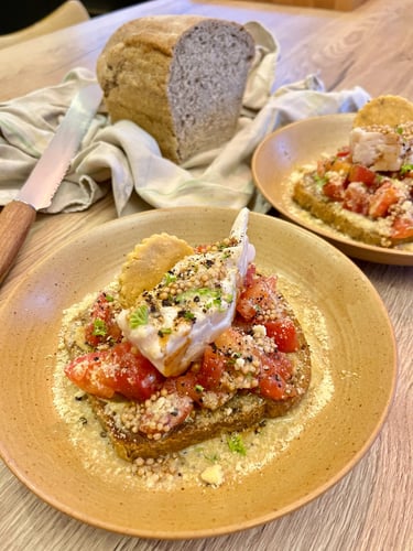 Tartine pain de mie au levain tomate, tempeh de haricots blancs parmesan végétal  Ô Miracle Traiteur végétal végétarien végan