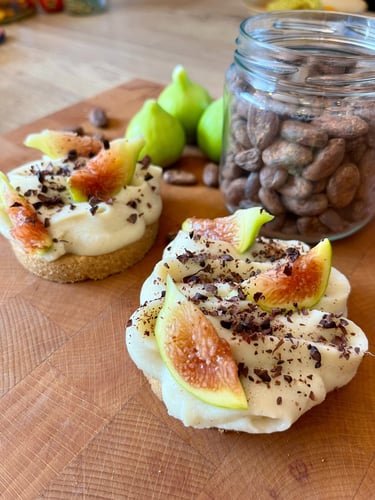 Sablé breton, crémeux vanille, figue, fève de cacao crue Ô Miracle Traiteur végétal végétarien végan