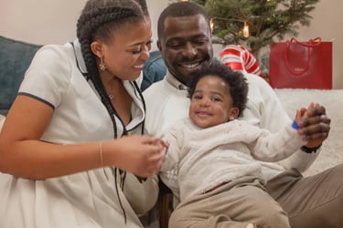 photo de jeune couple black avec l'enfant