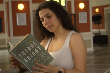 Femeie absorbită în lectura unei cărți în timpul unei întâlniri a clubului de carte din Cluj-Napoca