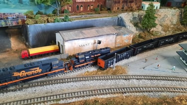 What happens when the train derails but the mid-train DPUs keep running