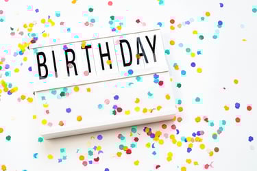 Pancarte avec le mot birthday écrit dessus
