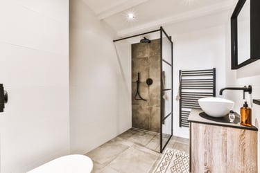 douche à l'italienne dans salle de bain claire 