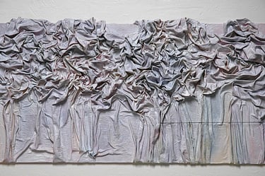 Opera astratta su tela con texture 3D, caratterizzata da drappeggi di tessuto e tonalità neutre realizzate con tecnica mista.