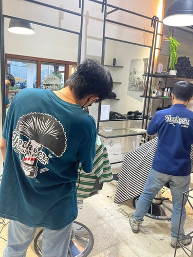 barberman yang berpengalaman dan profesional dari tjoekoer bawah pohon barbershop
