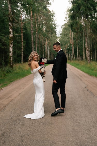 Jaunieji miške su augintiniu - vestuvių fotografija Lietuvoje | WEDINGERIS