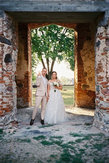 jaunieji stovi susikabinę už rankų - vestuvių fotografas Vilniuje