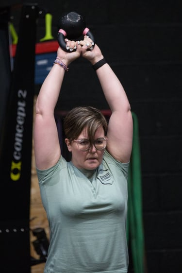 salle de sport Provins coach adhérente de CrossFit les Remparts avec un kettlebell en seine et marne à provins