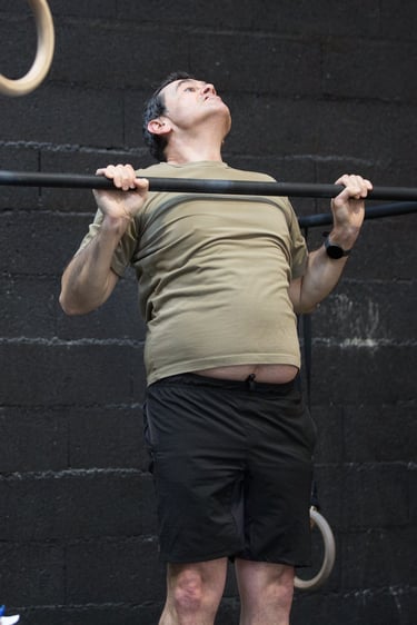 salle de sport Provins enfants coach CrossFitadhérent Crossfit les Remparts en train de faire un chest to bar 