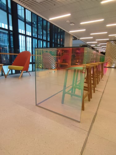 Visapusiškai dengta stiklinė siena biure su matine plėvele