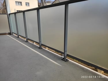 Balkono turėklai padengti matine plėvele dėl privatumo daugiabutyje